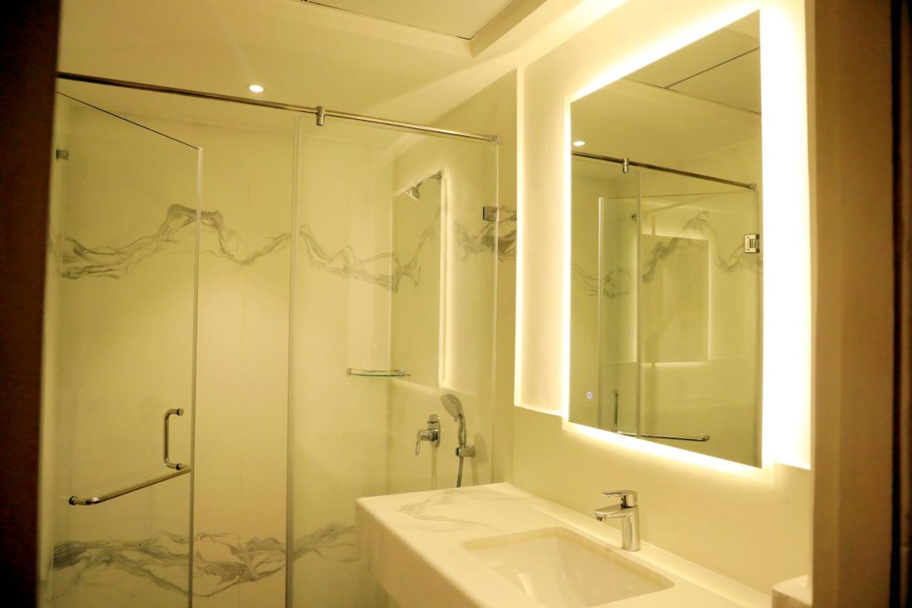 Hotel Deccan Serai Grande, Gachibowli, Hyderabad Eksteriør bilde