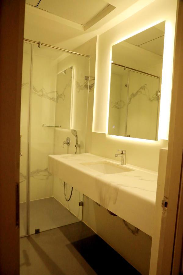 Hotel Deccan Serai Grande, Gachibowli, Hyderabad Eksteriør bilde