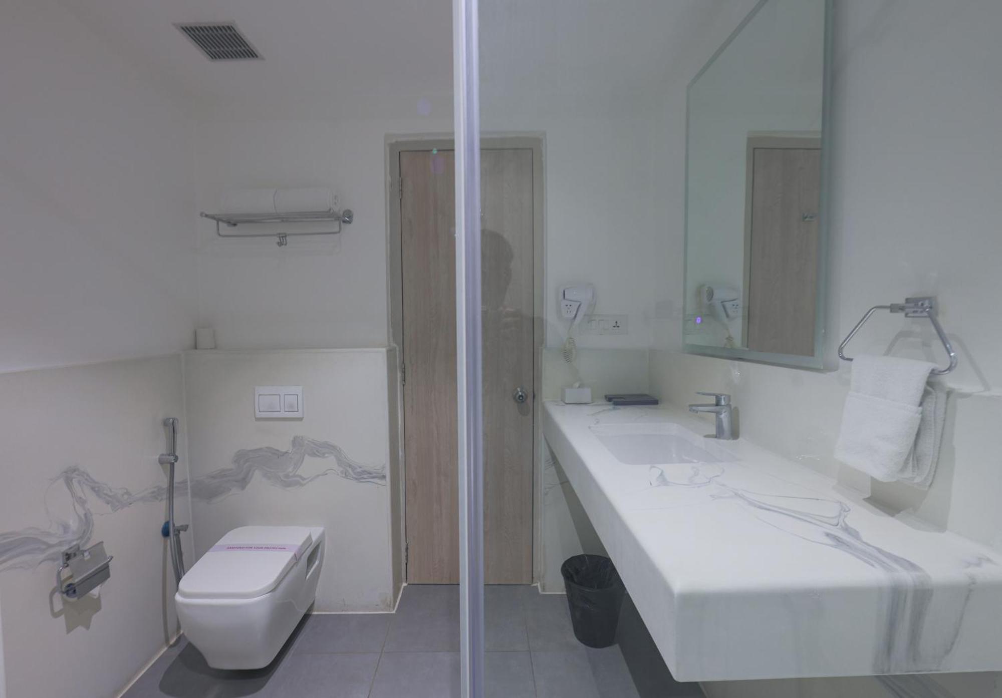 Hotel Deccan Serai Grande, Gachibowli, Hyderabad Eksteriør bilde